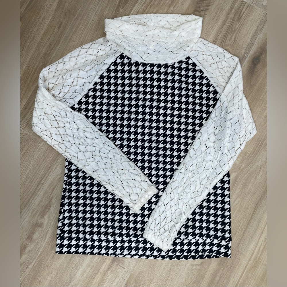 Women’s Laced Turtleneck Long Sleeves W/Retro Pattern Design